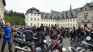 Motorradsegnung am Abteigebäude