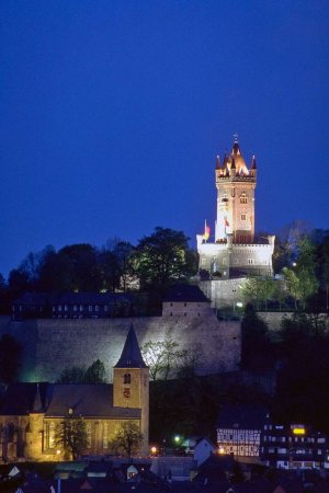 Abenddämmerung, Wilhelmsturm und Ev. Stadtkirche